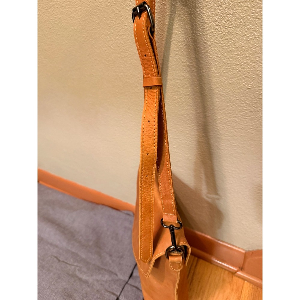 Leather shoulder bag with adjudtable strap - Picture 6 of 11